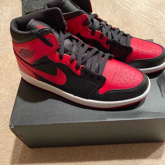 SOLD - NEW Nike Air Jordan 1 Mid Banned - Size 10 US - Picture 4 of 9